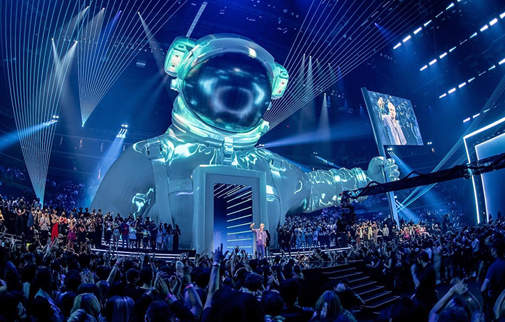 VMA 2021 — inflatable Moonperson and LED tunnel