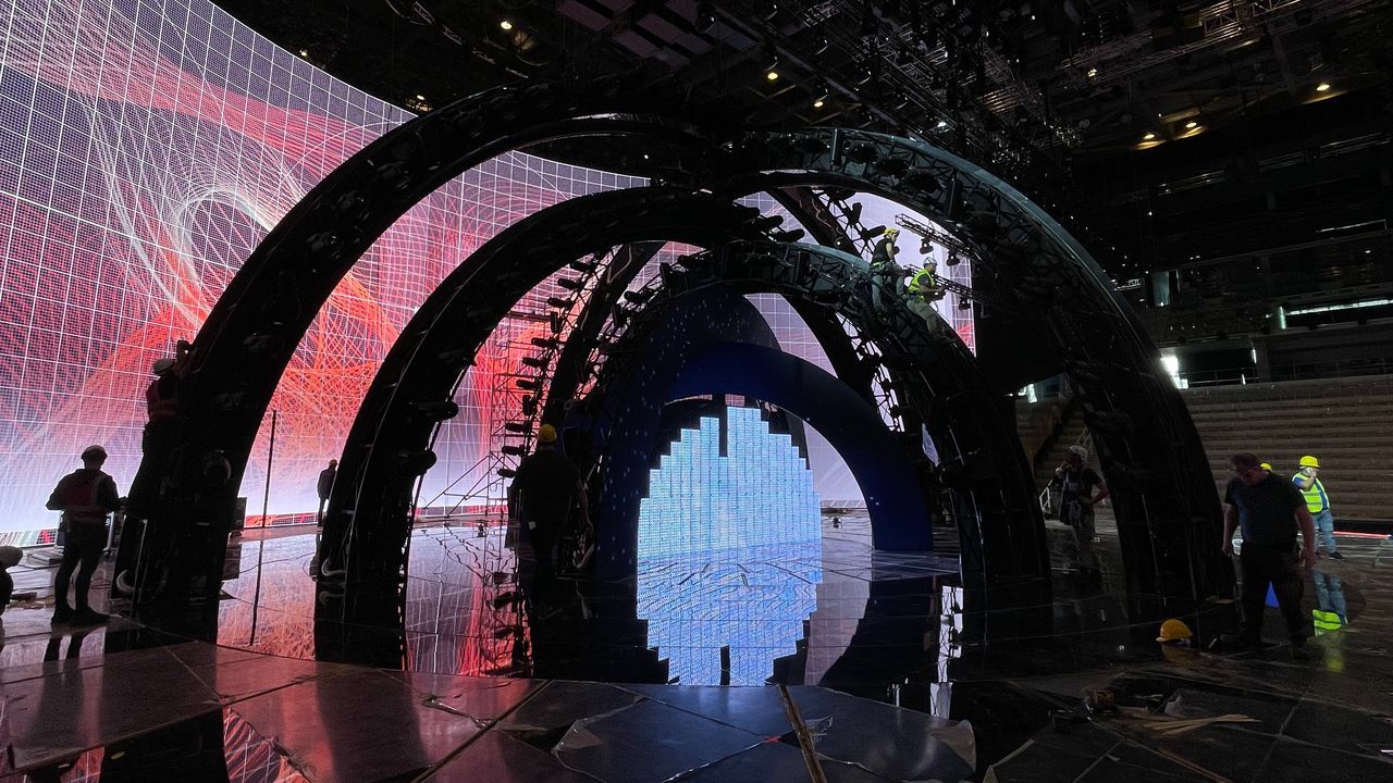 Eurovision 2022 — crew assembling arches