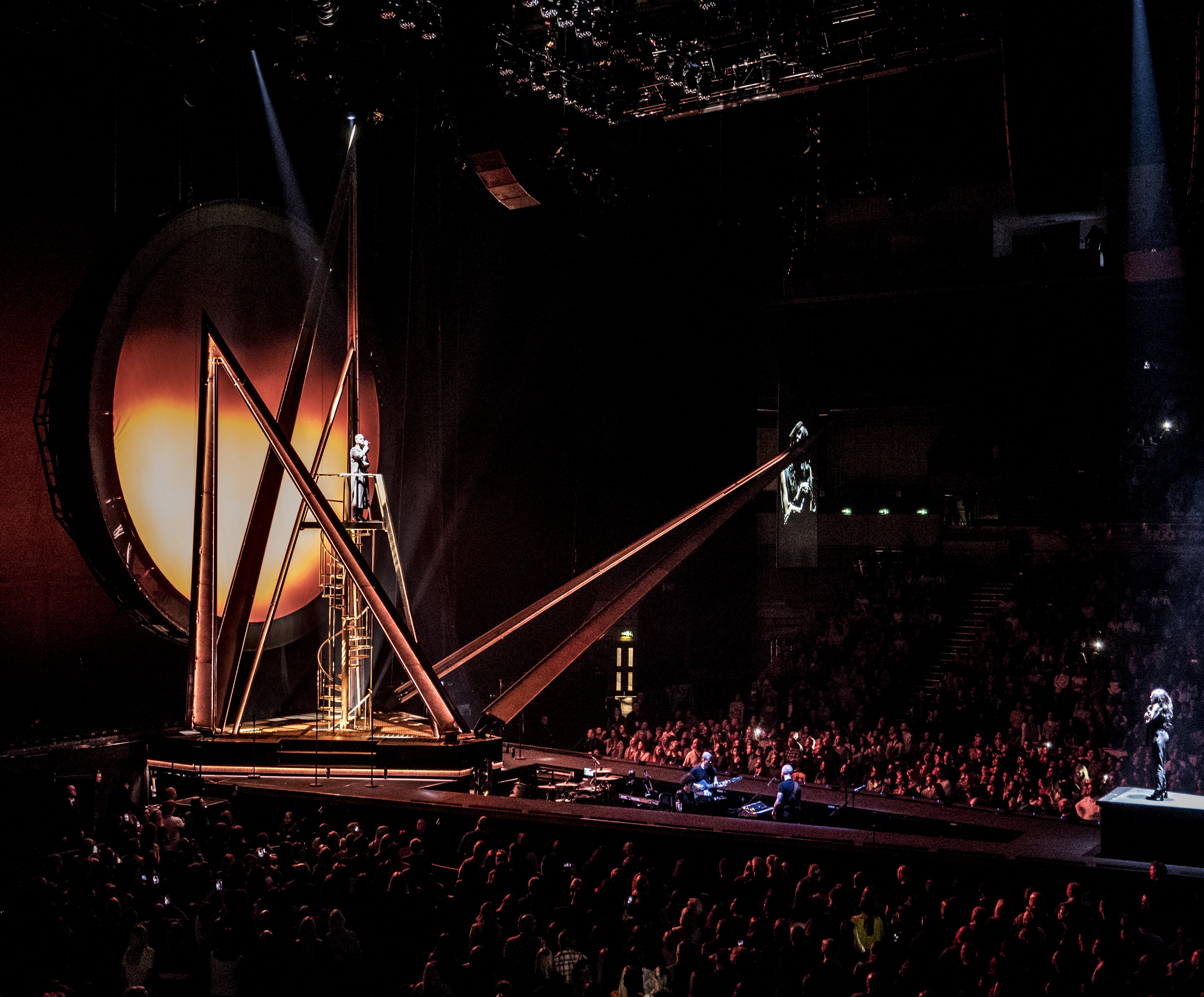 Sam Smith — visible scaffold inside circle