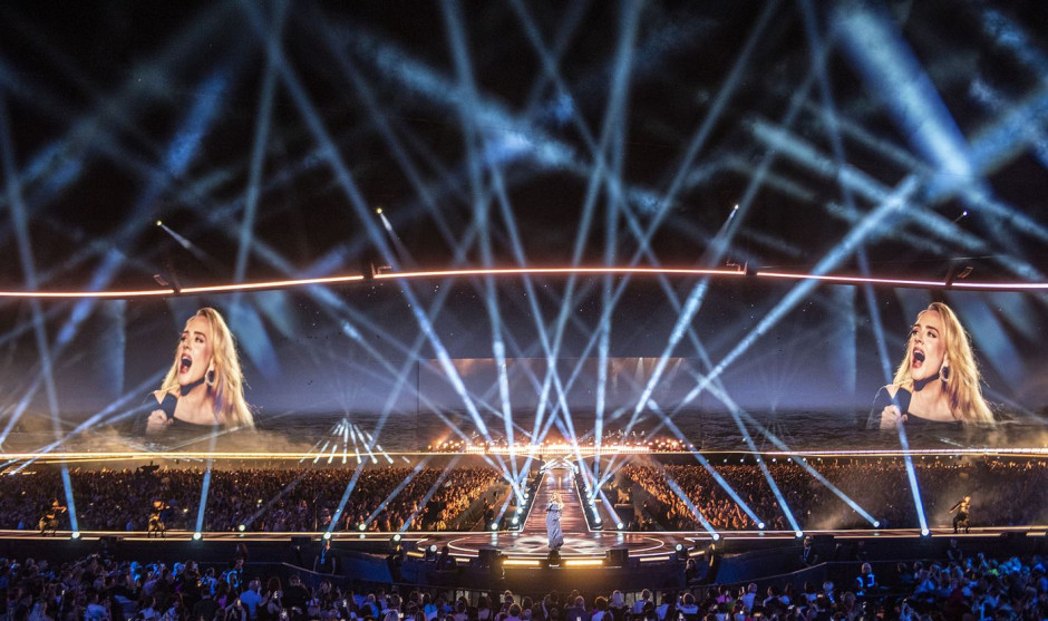 Adele Munich — curved screen and followspot lighting
