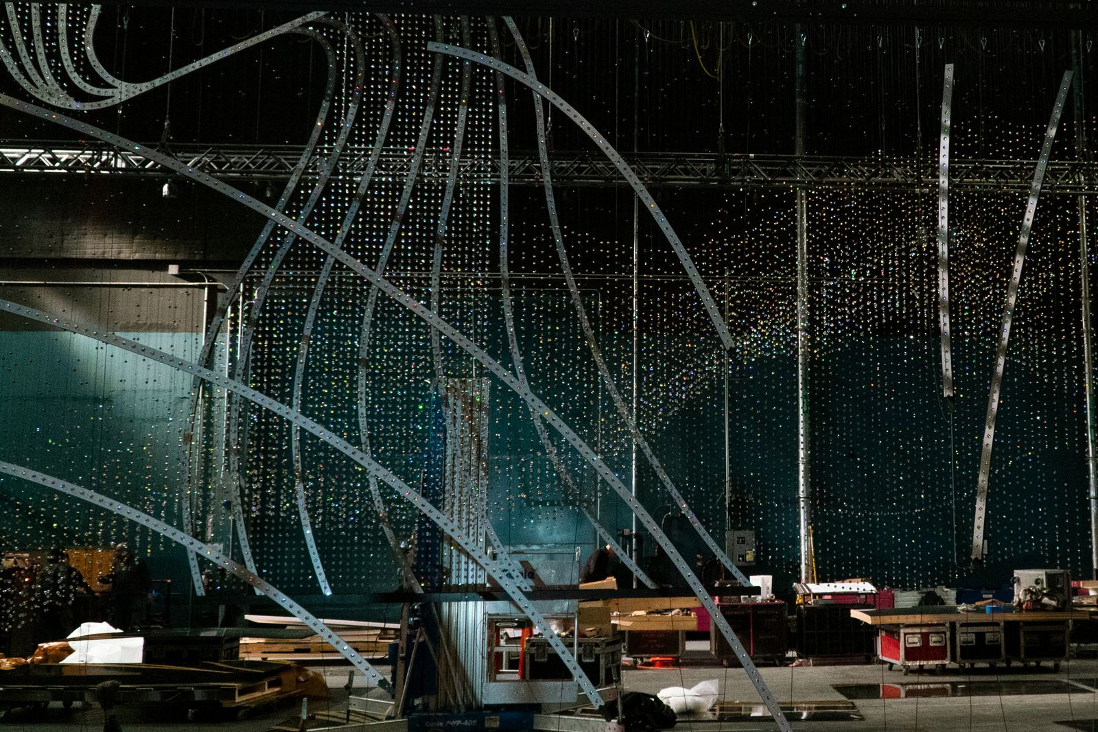 Oscars 2019 — crystal installation in progress